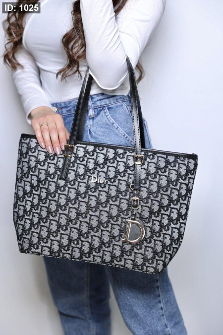 شنطة - Dior / مقاس كبير مع سحاب للخصوصية مقاس كبير وعملي مع سحاب للخصوصية